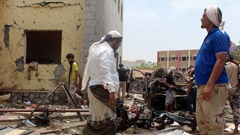 Varios sobrevivientes caminan sobre los