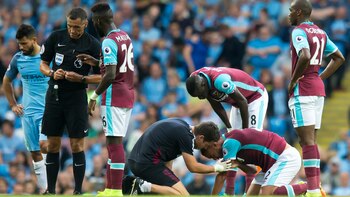 Winston Reid en el piso