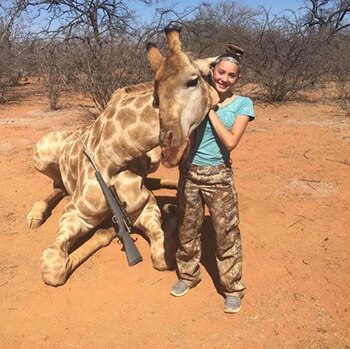 La niña sostiene la cabeza