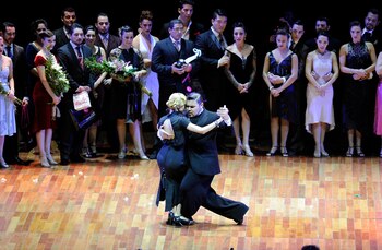 La gran final del Campeonato Mundial de Tango 2016 en la categoría “Tango de pista” se realizó en un colmado estadio Luna Park y se consagró como ganadora la pareja argentina que integran Christian Palomo y Melisa Satcchi, ambos oriundos de la localidad boneaerense de Banfield (AFP)