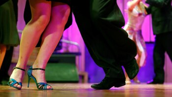 Ante un público fervoroso y la mirada de un jurado que los evaluaba desde el mismo escenario, los ganadores compitieron entre 36 parejas (Reuters)