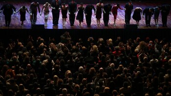 El saludo final de las parejas competidoras (AP)