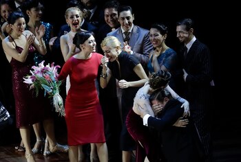 La reacción de la pareja ganadora de la categoría Salón (AP)