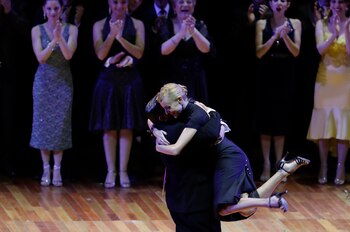 Cada pareja bailó tres piezas, ante un público milonguero que los ovacionó (AP)