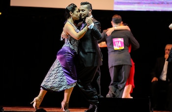 Los colombianos Alexander Sossa Benitez y Luisa Calle Monsalve en plena competencia (AFP)