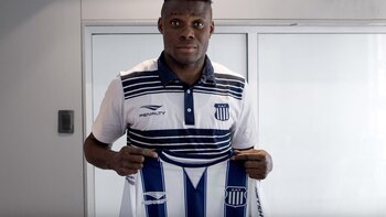 Okikiola posó con la camiseta