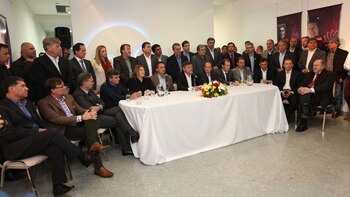 Mientras el Gobierno se junta
