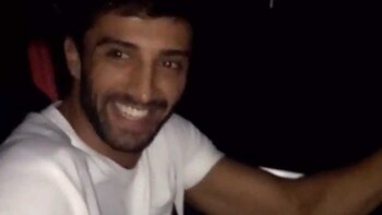 Una vez dentro, se reía