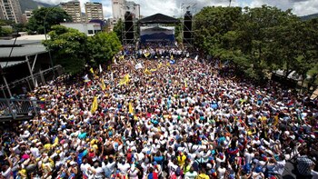 Una multitud escuchó el manifiesto
