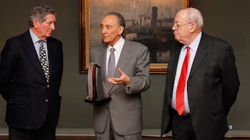 Al entregar el Premio de