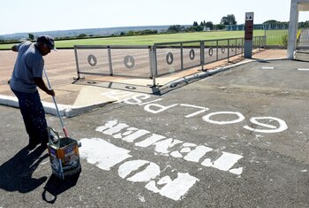 Un trabajador borra un mensaje