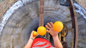 Naranjas. Las hizo girar en