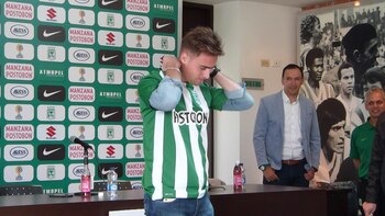 Ezequiel Rescaldani con la remera