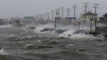 La costa de Carolina del Norte golpeada por la tormenta Hemine (AP)