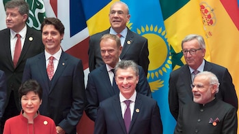 El Presidente junto a otros