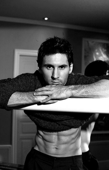 Lio Messi con su campaña para sus amigos diseñadores Dolce & Gabbana. Una producción de fotos osadas -para el bajo perfil del astro- realizadas en 2013, lo muestra muy seductor