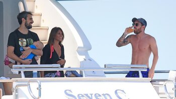 Messi descansando en sus vacaciones por Ibiza. Gorra, anteojos y short de baño luciendo su cuerpo trabajado