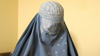 La burka cubre por completo