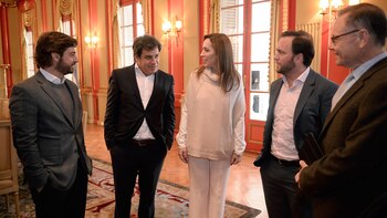 Manes trabaja ad honorem con