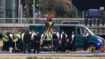 Protesta en un aeropuerto de Londres (AFP)