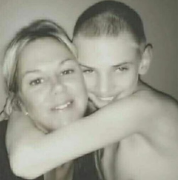 Kimberly Lightwine y su hijo,