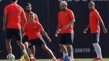 Lionel Messi, atento al entrenamiento con el Barcelona (AP)