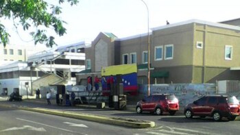 A media cuadra de la sede del CNE en Coro ya está instalada una tarima del oficialista PSUV