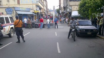Un grupo de chavistas rodea la sede del CNE en Los Teques para impedir que los opositores lleguen hasta allí