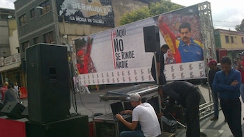 Oficialistas montaron una tarima cerca del CNE en Los Teques ante la convocatoria de la MUD