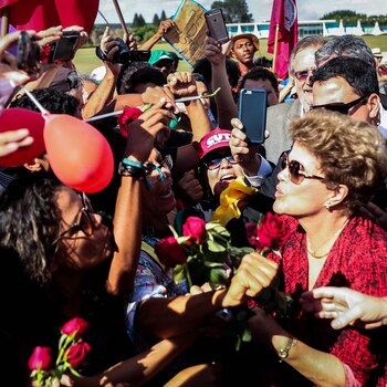 Dilma Rousseff al abandonar la residencia presidencial en Brasilia (EFE)