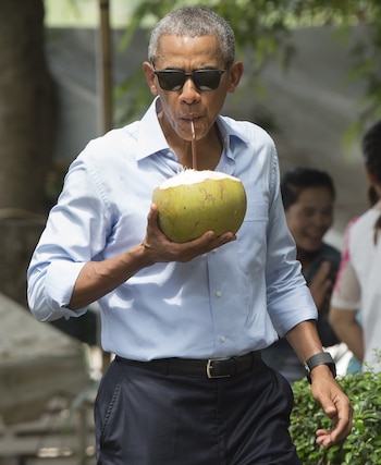 Obama se refrescó bebiendo de un coco (AFP)