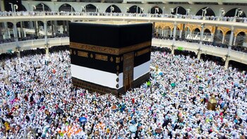 La gente debe ataviarse con túnicas simples y de color blanco conocidas como Ihram (Shutterstock)