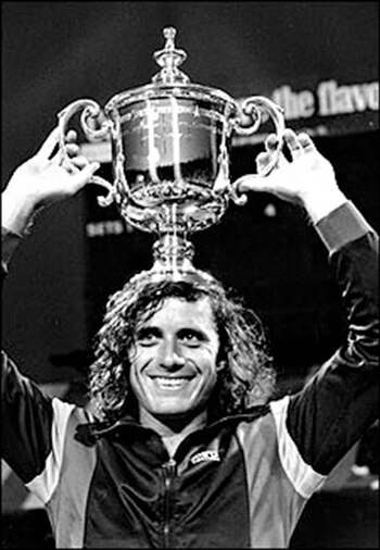 Guillermo Vilas sostiene el trofeo