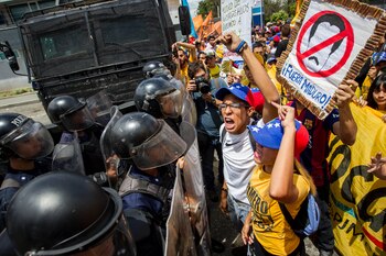 Jóvenes se manifiestan contra Maduro