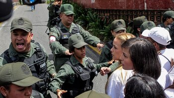 La esposa de Leopoldo López fue desalojada de la sede del Poder Electoral en Caracas (EFE)