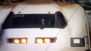 La foto muestra los pies descalzos del conductor