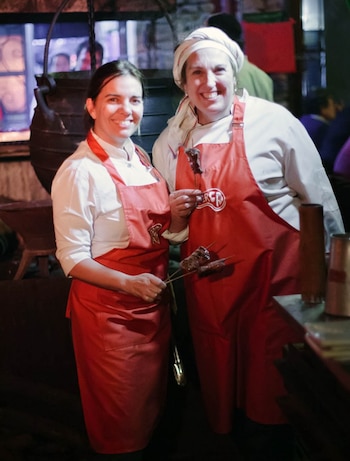 Marian Pagés Palenque y Patricia Courtois, dos de las cinco chefs encargadas del banquete gastronómico (Rodrigo Ruiz Ciancia)