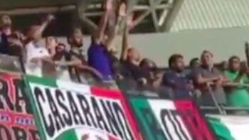 Los tres brazos levantados, representando un gesto nazi