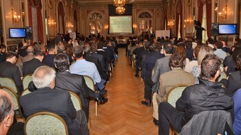 Nutrida respuesta de los hombres de empresas y finanzas a un evento solidario donde se analizó la perspectivas de la economía local y mundial (LATAM)