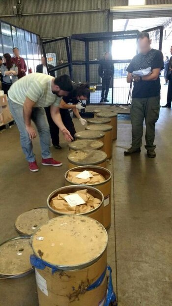 Los 12 barriles con efedrina que fueron secuestrados de un depósito en Ezeiza. (NA)