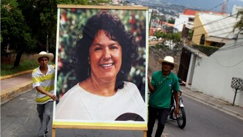 Tegucigalpa, Honduras. Dos campesinos con la foto de la líder ambientalista Berta Cáceres durante una protesta del pasado 17 de agosto para pedir justicia por su muerte (Reuters)