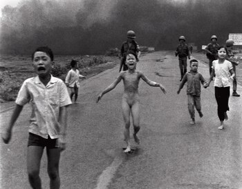 La icónica fotografía de Nick Ut que le valió un Premio Pulitzer. Muestra el horror de la guerra de Vietnam y los efectos del napalm