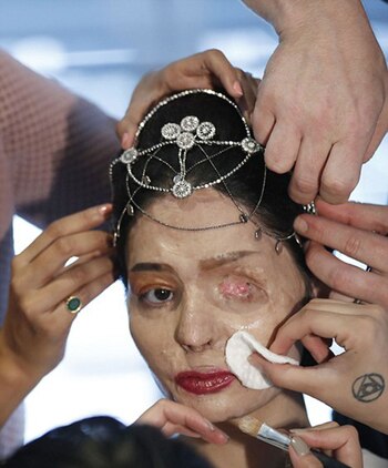La corona con que Reshma Qureshi desfiló en el New York Fashion Week (AP)