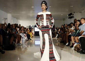 Reshma Qureshi sorprendió a todos los presentes durante su caminata por la pasarela. “Redefinió el concepto de belleza”, titularon los diarios del mundo (AP)