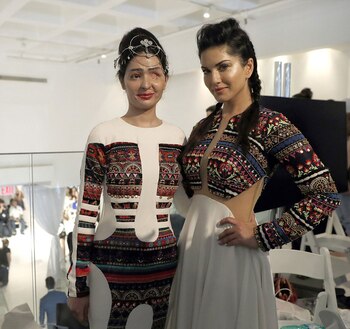 Reshma Qureshi junto a la actriz Sunny Leone antes de desfilar y conmover al público (AP)