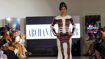 El New York Fashion Week sorprende todas sus ediciones con desfiles inclusivos. Esta vez fue el turno de Reshma Qureshi, atacada con ácido hace dos años por un grupo de himbres (AFP)