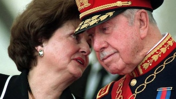 Augusto Pinochet junto a su