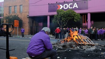 Trabajadores del correo privado OCA realizan una protesta frente al centro de logística de la empresa, ubicado en la avenida Vélez Sarsfield 1857 del barrio porteño de Barracas .Foto: Amarelle