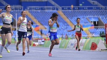 La emoción de Yanina Andrea Martínez tras ganar los 100 metros en Río de Janeiro (@ParaDeportesOK)