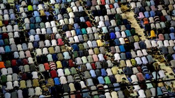 Musulmanes rezando en La Meca